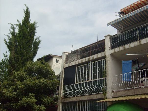 Zabarikadirani stanovi u Pirovcu (Hrvatska) 3.jpg